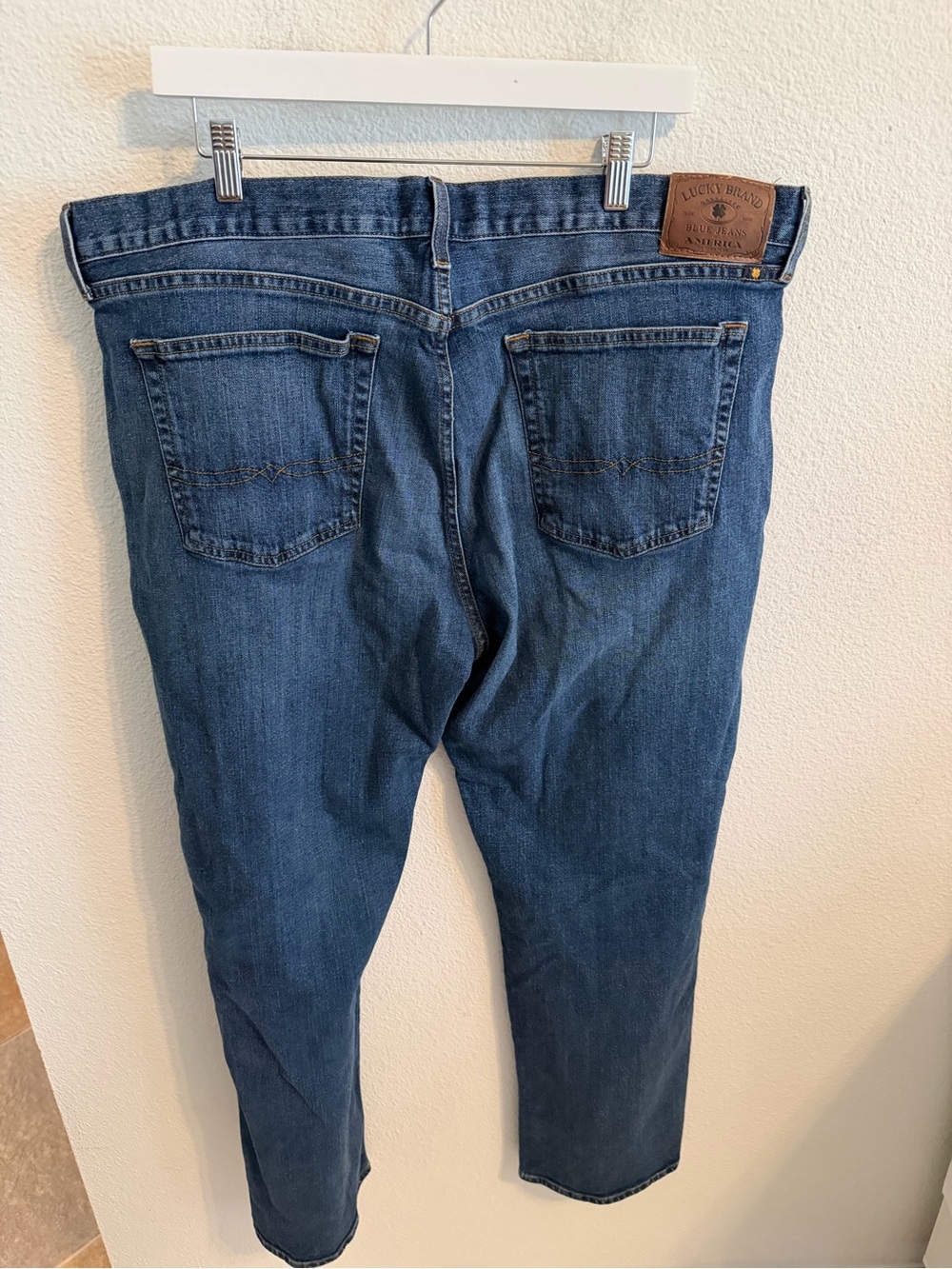 Lucky Brand Men’s Dark Blue Relaxed Fit Jeans - Picture 5 of 6